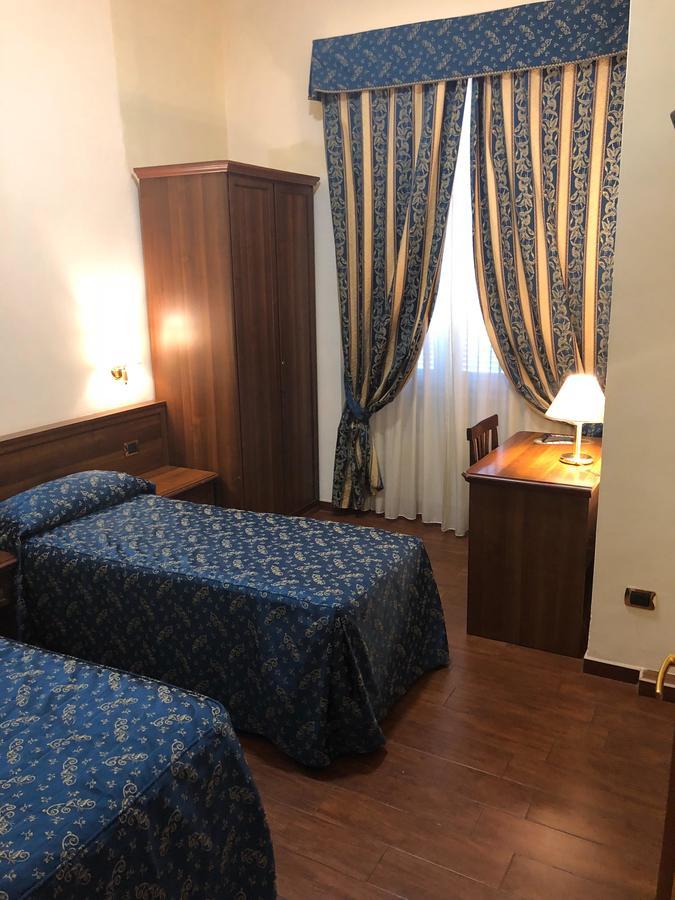 Quarto com Cama de Casal ou 2 de Solteiro e Banheiro Privativo